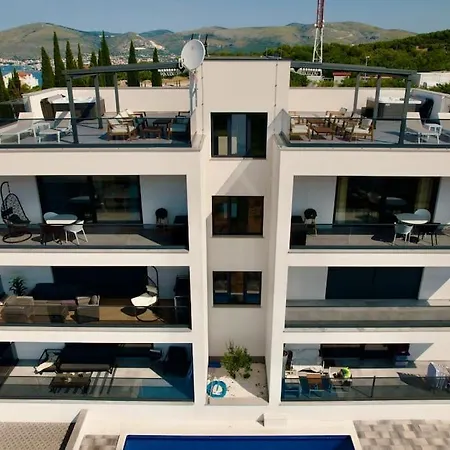 Ivano With Pool & Jacuzzi Daire