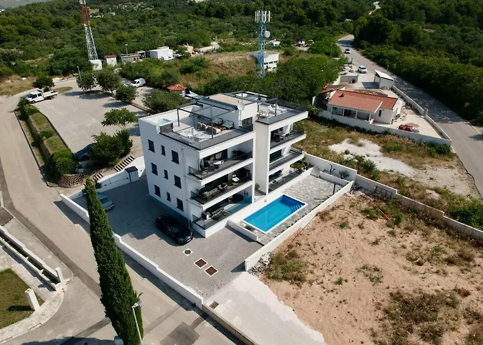 Ivano With Pool & Jacuzzi *