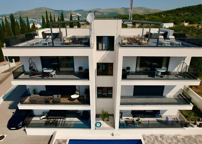 Ivano With Pool & Jacuzzi דירה