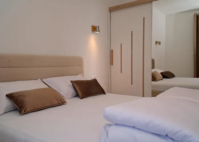 Ivano With Pool & Jacuzzi דירה *