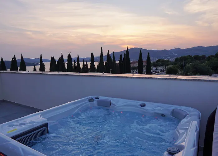 Ivano With Pool & Jacuzzi Lejlighed Trogir