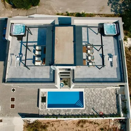 Ivano With Pool & Jacuzzi *