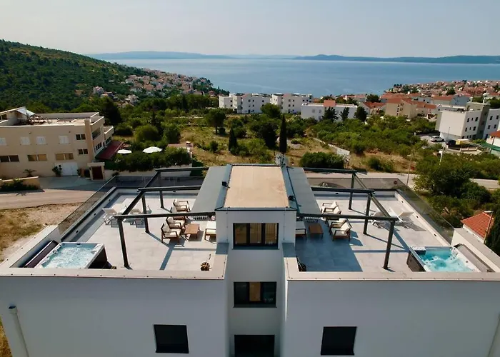 Ivano With Pool & Jacuzzi شقة