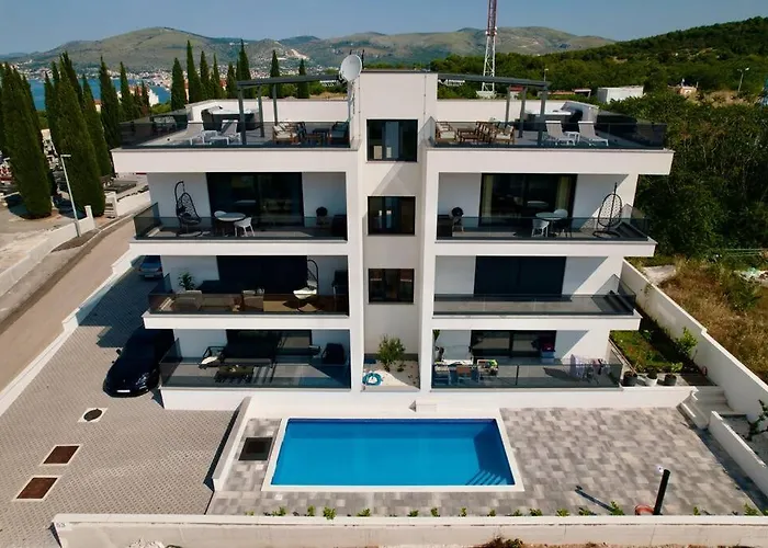 Ivano With Pool & Jacuzzi شقة تروغير